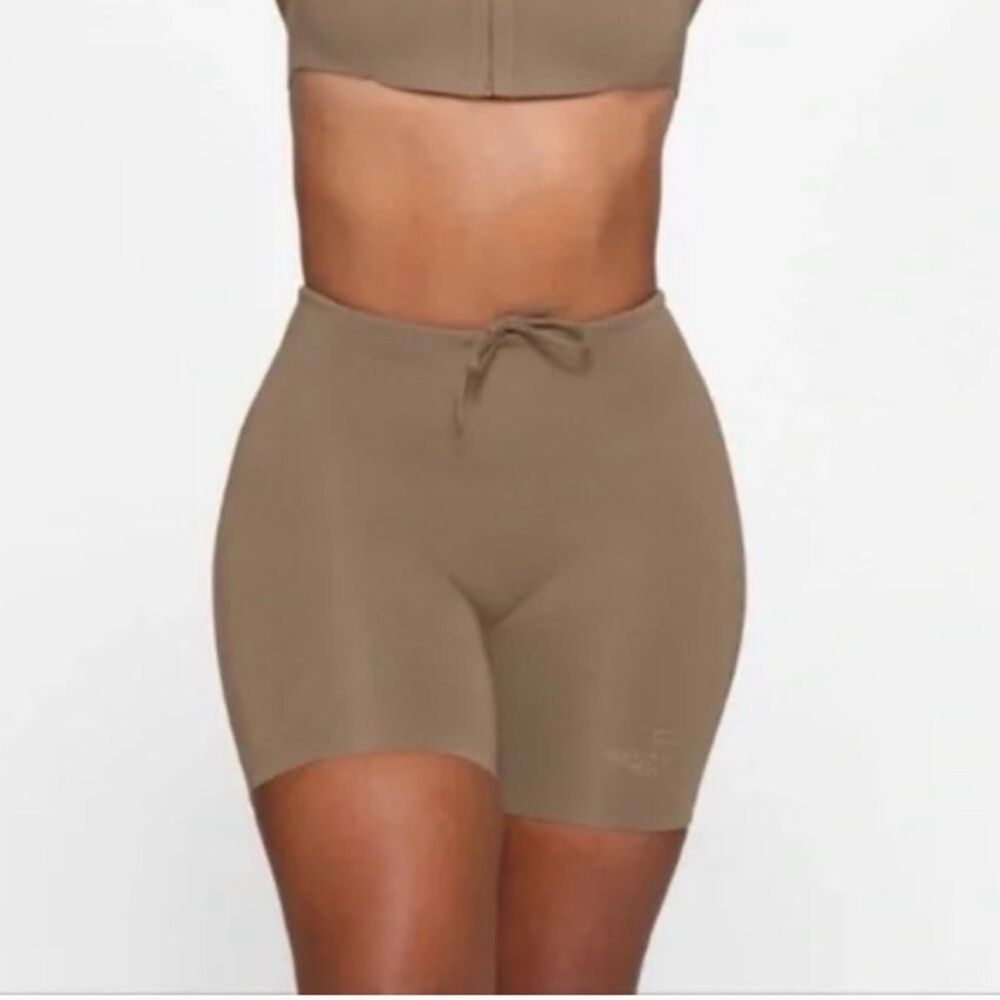 NWT SKIMS Sport Swim Scuba Mid Thigh Short in Desert - Picture 1 of 10